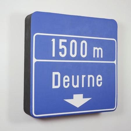Schilderij van Sergio De Beukelaer dat verwijst naar een iconisch signalisatiebord op de Ring van Antwerpen Schilderij van Sergio De Beukelaer dat verwijst naar een iconisch signalisatiebord op de Ring van Antwerpen